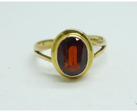 A 9ct gold and garnet ring, 1.9g, K 