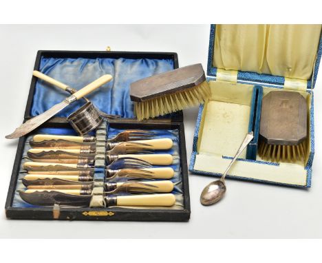 ASSORTED SILVER ITEMS, to include a cased pair of silver mounted clothes brushes, hallmarked 'Daniel Manufacturing Company' B