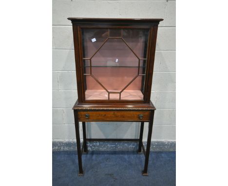 AN EDWARDIAN MAHOGANY AND BOX STRUNG INLAID DISPLAY CABINET, the single astragal glazed door enclosing a single glass shelf w