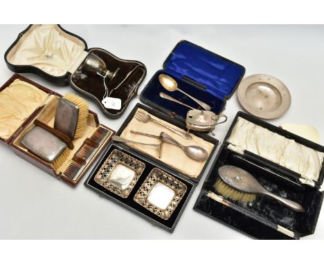 A PARCEL OF ASSORTED 20TH CENTURY SILVER, CASED AND LOOSE, comprising a cased pair of George V nut dishes of square form, pie