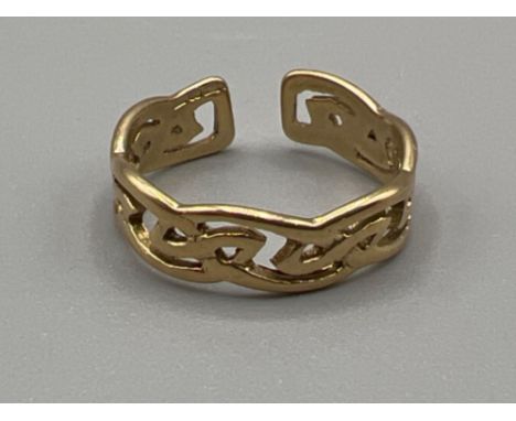 9ct gold Celtic band ring