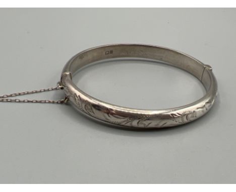 Ladies sterling silver patterned hinged bangle with safety chain. 11.9g