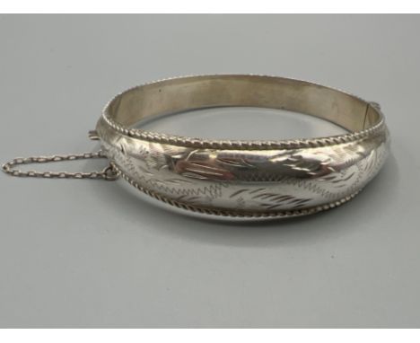 Ladies sterling silver hinged Bangle with ornate patterned front. 16.5g