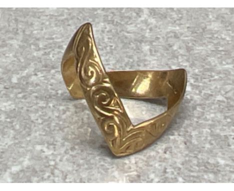 9ct gold 1/2 engraved wishbone ring. 2.9g size P