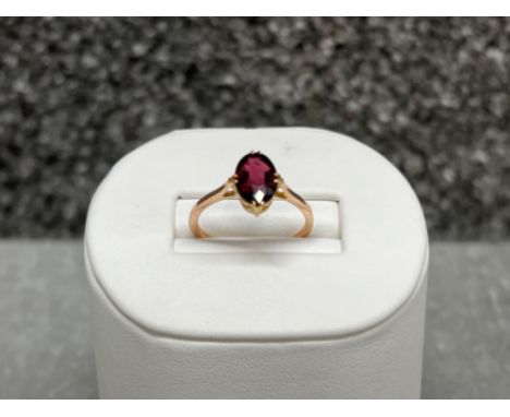 9ct gold garnet ring. Size N 1.7g