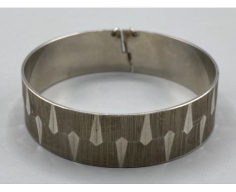 Ladies silver frosted bangle with safety chain, 26.9g