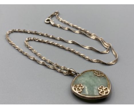 Ladies silver twist chain with light green jade heart shaped pendant, 10.4g