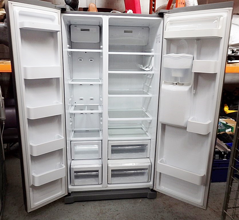 1 x Samsung AmericanStyle (Side By Side) Fridge / Freezer RSA1WTMH