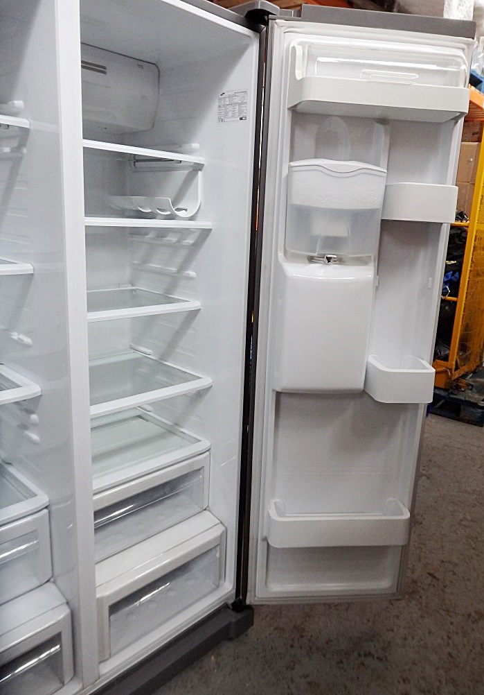 1 x Samsung AmericanStyle (Side By Side) Fridge / Freezer RSA1WTMH