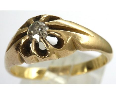 18ct gold ring set with a central diamond, size S, 4.7g. P&amp;P Group 1 (£14+VAT for the first lot and £1+VAT for subsequent