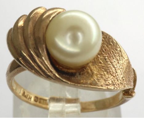 9ct gold ring set with a single pearl, size L, 4.1g. P&amp;P Group 1 (£14+VAT for the first lot and £1+VAT for subsequent lot