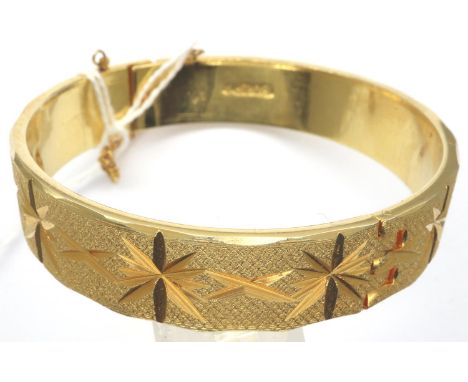 18ct rolled gold bangle with safety chain, D: 65 mm, 50g. P&amp;P Group 1 (£14+VAT for the first lot and £1+VAT for subsequen