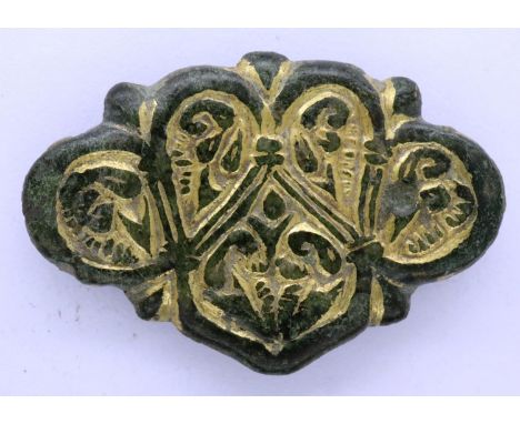Tudor period gilt ornate chest boss, L: 32 mm. P&amp;P Group 0 (£5+VAT for the first lot and £1+VAT for subsequent lots) 