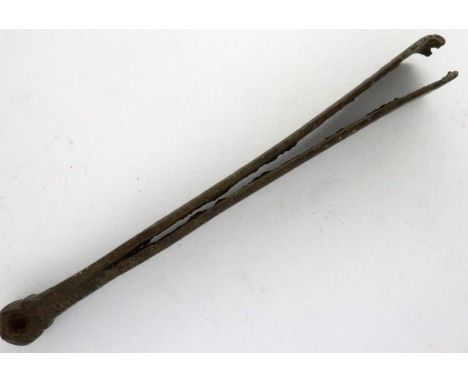 Viking/ Nordic iron tweezers, L: 70 mm. P&amp;P Group 0 (£5+VAT for the first lot and £1+VAT for subsequent lots) 