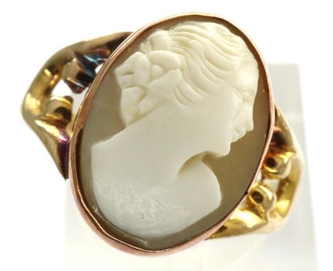 9ct gold carved cameo ring, size O, 3.3g. P&amp;P Group 1 (£14+VAT for the first lot and £1+VAT for subsequent lots) 