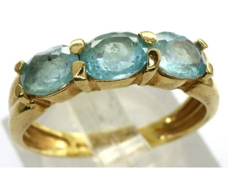 18ct gold ring set with three blue topaz, size K/L, 2.5g. P&amp;P Group 1 (£14+VAT for the first lot and £1+VAT for subsequen