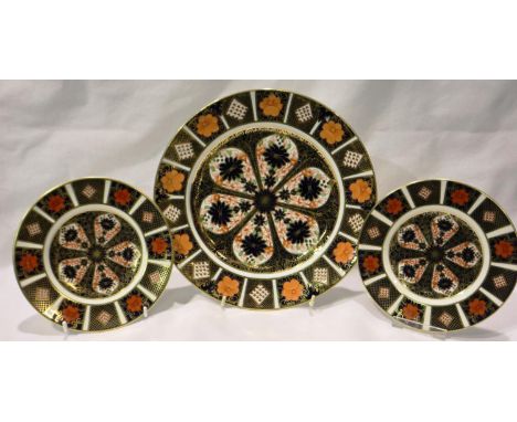 Royal Crown Derby plate, first quality in the 1128 pattern, D: 24 cm and two seconds quality side plates, D: 16 cm, no cracks