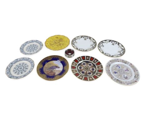 A collection of cabinet plates, comprising a Royal Crown Derby 'Imari' pattern plate, 1128, XLVI, 26.7cm, two 'Majesty' patte
