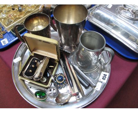 Mugs, gent's dress studs, costume brooches, tooth pick case, cricket bat keyring, Czechoslovakian Automatic pencil, engine tu