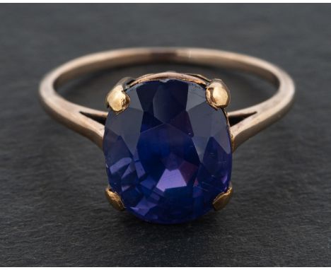 A cushion-cut, colour-change, blue-purple sapphire ring, estimated sapphire weight ca. 9.95cts, length of ring head ca. 1.3cm