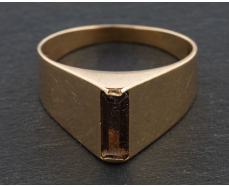 A baguette-cut smoky quartz ring, stamped '585', length of ring head ca. 1.1cm, ring size R, total weight ca. 4.2gms.