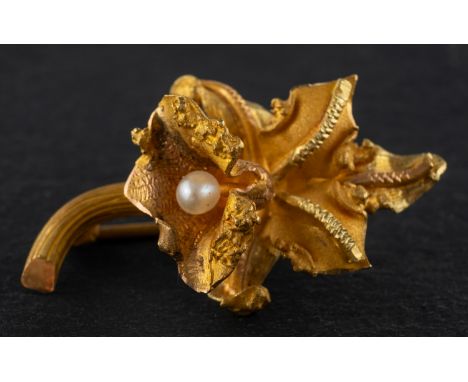 An orchid brooch, set with a seed pearl, stamped '18K', total length ca. 2.8cm, total weight ca. 3.3gms.