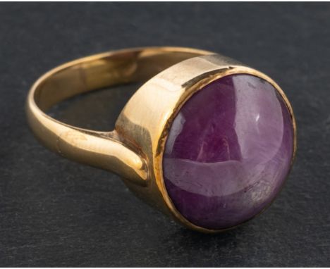 A round, cabochon-cut star ruby ring, estimated ruby weight ca. 5.6cts, stamped '9CT', length of ring head ca. 1.8cm, ring si