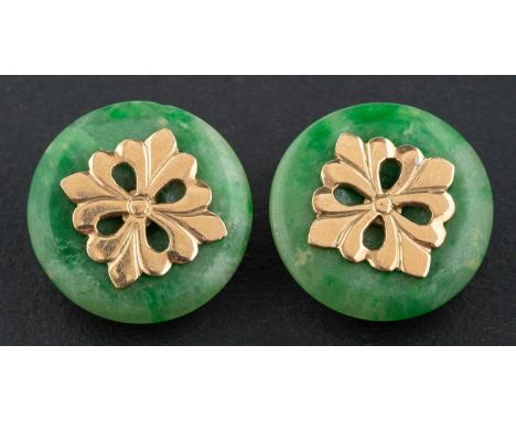 A pair of jade ear clips, with clips for non-pierced ears, diameter ca. 2cm, total weight ca. 11.1gms.