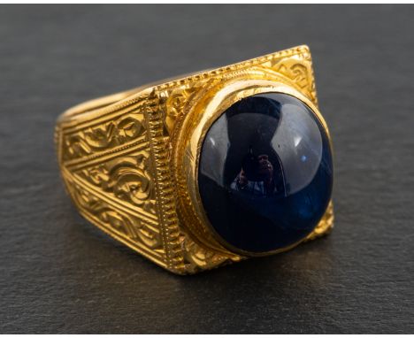 A cabochon-cut sapphire ring, estimated sapphire weight ca. 7cts, length of ring head ca. 1.3cm, ring size I, total weight ca
