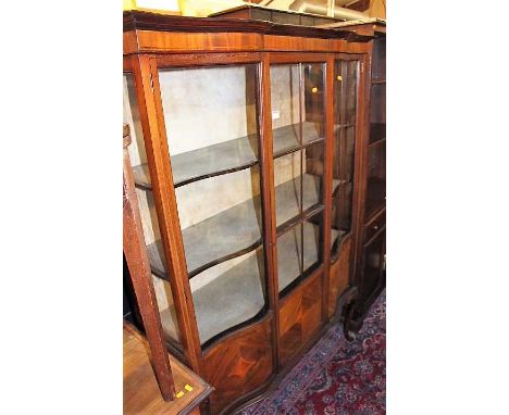 An Edwardian mahogany and chequer strung serpentine front two-door glazed china display cabinet, having fixed inset central p