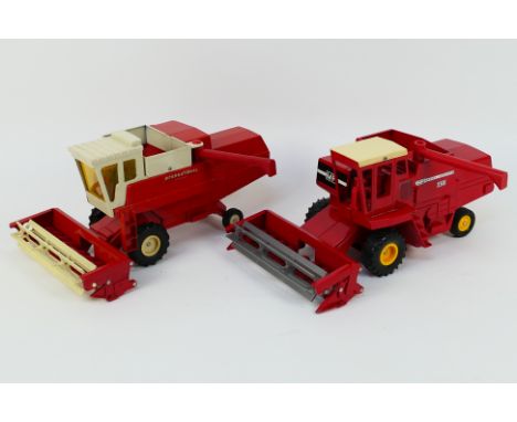 Ertl - Two unboxed Ertl 1:16 scale diecast combine harvesters. Lot consists of Ertl International Hydrostatic with Ertl Masse