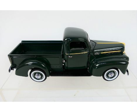 Franklin Mint - A boxed 1942 Ford Pickup in 1:24 scale. The model appears Mint in its original packaging. (This does not cons