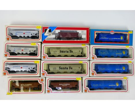 Bachmann - Lima - Model Power - 12 boxed items of HO gauge rolling stock (mainly US related). Lot includes Bachmann #73100 51