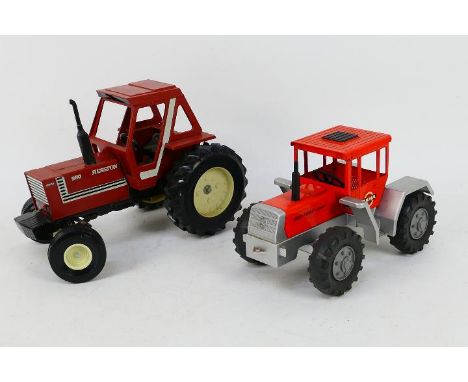 Gama - Ertl - Two unboxed 1:16 scale diecast tractors. Lot consists of a Gama MB Teac 1300; with an Ertl Fiat 980 Hesston - b