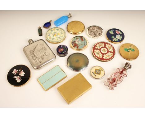 A selection of vintage compacts, including eight circular examples by Stratton, measuring between 7cm and 9cm diameter, a rec