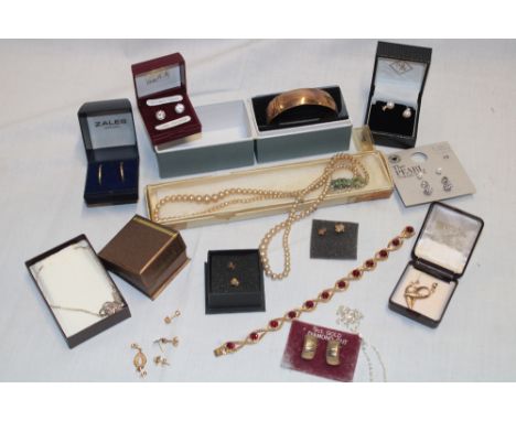 A selection of various 9ct gold earrings, various other earrings, costume jewellery including silver necklaces, gold-plated b