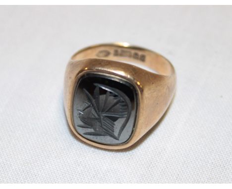 A 9ct gold signet ring mounted with a black intaglio (5g)