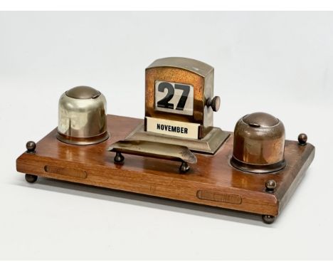 A large Late 19th/Early 20th Century desktop calendar inkwell. 33x18x15cm