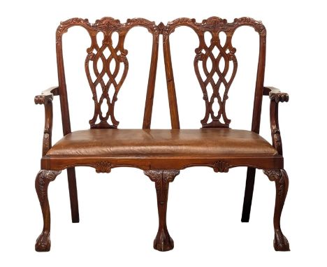 A Chippendale style mahogany framed 2 seater settee. 117cm