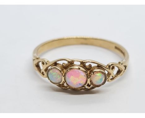 9K VINTAGE YELLOW GOLD 3 STONE OPAL RING WEIGHT 1.5G SIZE O 