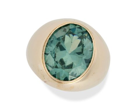 A GREEN SYNTHETIC SPINEL RING in yellow gold, set with an oval cut green synthetic spinel, no assay marks, size S1/2 / 9.25, 