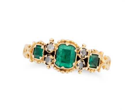 AN ANTIQUE EMERALD AND DIAMOND RING in yellow gold, set with three octagonal step cut emeralds accented by pairs of rose cut 