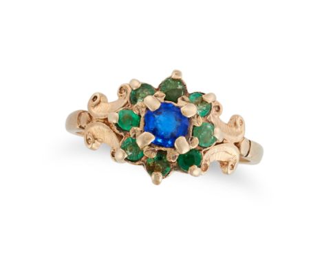 A BLUE PASTE AND EMERALD CLUSTER RING in yellow gold, set with a round cut blue paste stone in a cluster of round cut emerald