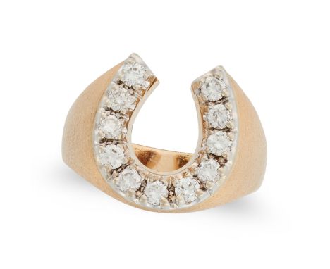 A VINTAGE DIAMOND HORSESHOE RING in yellow gold, designed as a horseshoe set with eleven round brilliant cut diamonds, the di