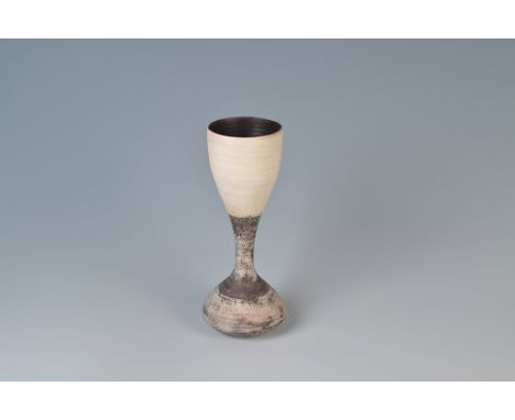 A particularly elegant example of what is widely accepted as Coper's most well known form.
In T material white clay, the uppe