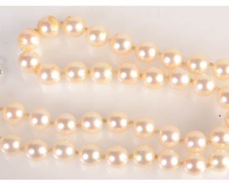 A good cultured pearl necklace, each of the 50 pearls approximately 7 mm diameter.