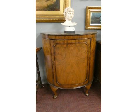Fitted walnut drinks cabinet - Approx W: 83cm D: 44.5cm H: 93cm