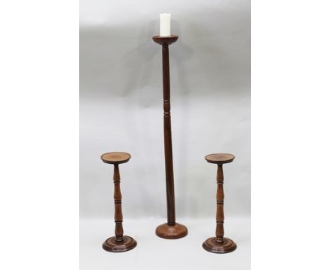 A 20TH CENTURY CRAFTSMAN BUILT TURNED YEW WOOD FLOOR STANDING CANDLESTICK, 102cm high, together with two Georgian style yew w