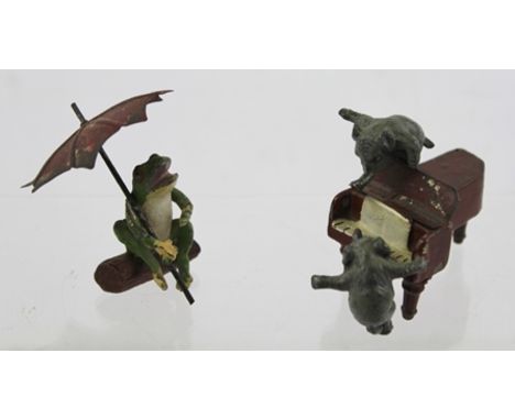 TWO EARLY 20TH CENTURY COLD PAINTED SPELTER NOVELTY ITEMS, includes a frog sat on a log under an umbrella, 6cm high, and two 