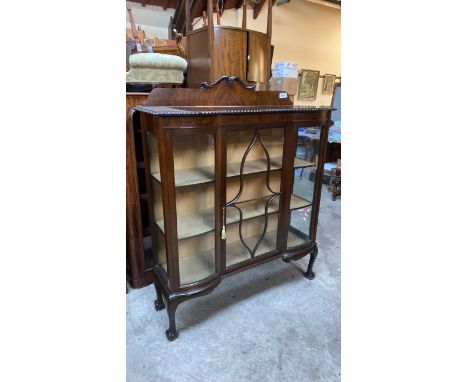  Sale Item:    MAHOGANY DISPLAY CABINET   Vat Status:   No Vat   Buyers Premium:  This lot is subject to a Buyers Premium of 